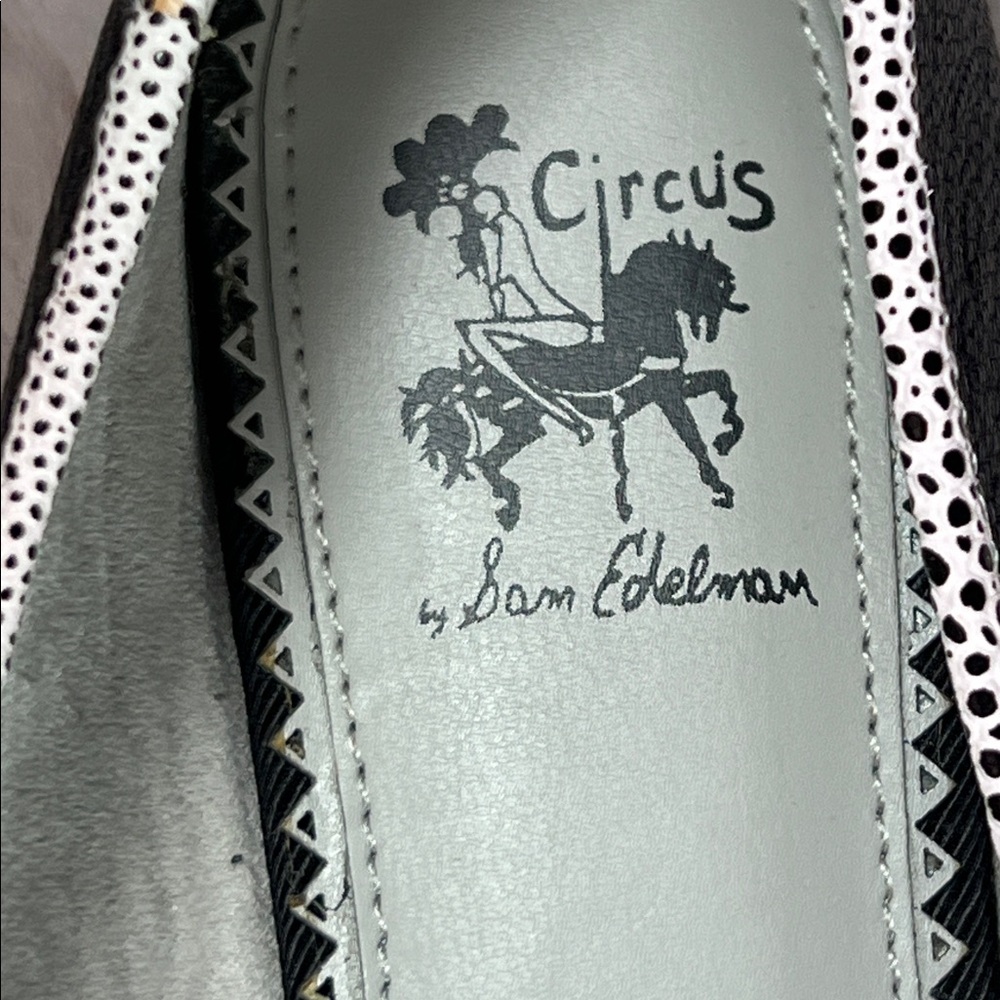 Circus by Sam Edelman Black Flats with Metal Spike Bows & Light Pink Trim | 8M - Picture 8 of 9